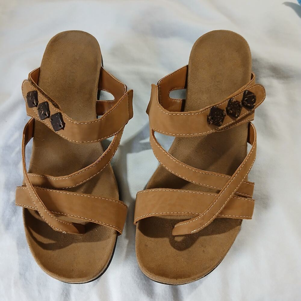 AXXIOM size 8.5 W thong tan faux leather wedge button accents AMAZING condition